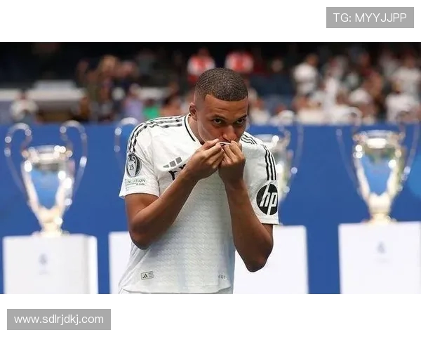 网红回应与姆巴佩绯闻澄清传闻称自己单身目前没有与任何人交往